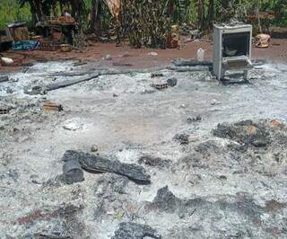 Uma das casas incendiadas por irmãos em Maracaju. (Foto: Jardim MS News)