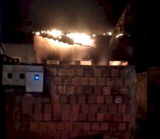 Residência incendiada na cidade de Angélica. (Foto: Divulgação/Defesa Civil)