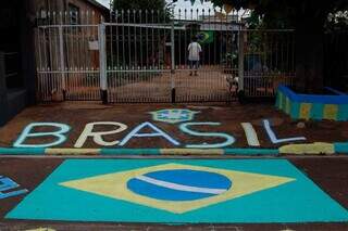 Bandeira do Brasil marca rua bem em frente à casa dos Fernandes. (Foto: Alex Machado)
