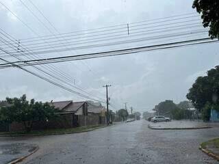 Chuva leve no nesta manhã no Jardim Água Boa, em Dourados (Foto: Helio de Freitas)