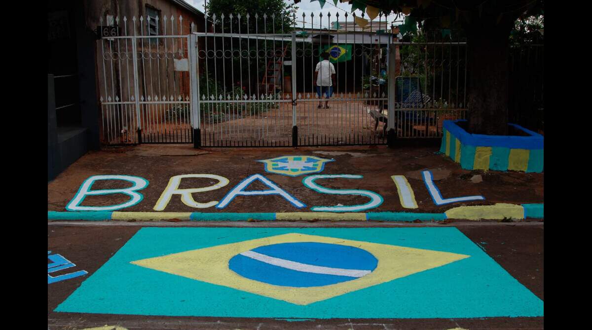 Antes de jogo do Brasil, torcida entra no clima com pintura no