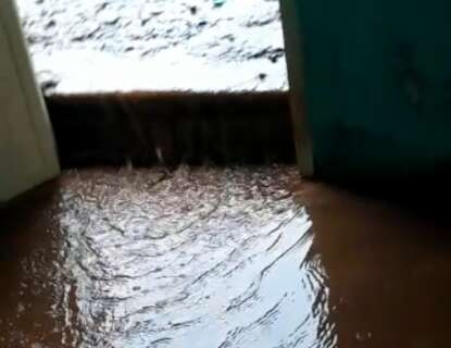 Chuva forte deixa rua e casa alagadas em Ponta Porã 