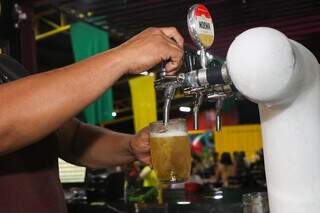 Chopp sai gelado, no ponto certo. (Foto: Paulo Francis)