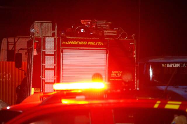 Princ&iacute;pio de inc&ecirc;ndio em dep&oacute;sito de recicl&aacute;veis mobiliza Bombeiros na Capital