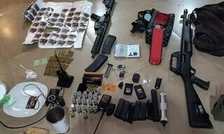 Armas e equipamentos de comunicação encontrados com pistoleiros (Foto: Divulgação)