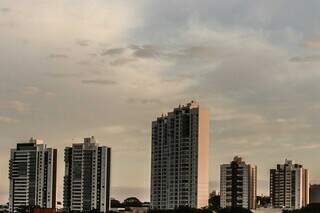 Céu com algumas nuvens em Campo Grande (Foto: Marcos Maluf)