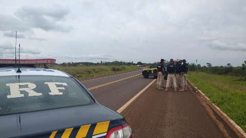 Mulher pega arma de policial e se tranca em camionete na rodovia