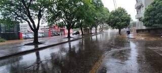 Rua Cuiabá, no Centro de Dourados, molhada com a chuva desta manhã (Foto: Adilson Domingos)