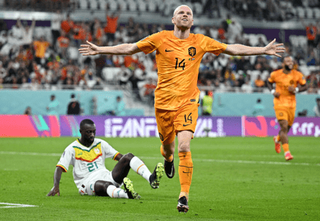 O holandês Klaasen comemora o segundo gol da partida. (Foto: Reprodução/Fifa.com)