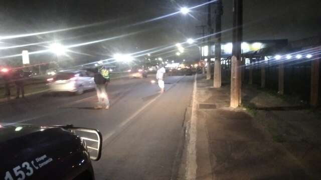 Manifestantes bloqueiam parte da pista em frente ao aeroporto de Ponta Por&atilde;