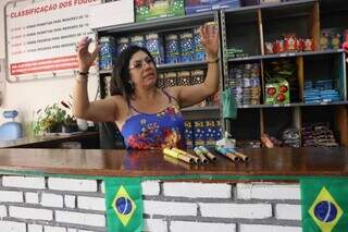 Proprietária de loja de fogos de artifício relata baixo movimento antes do jogo do Brasil. (Foto: Paulo Francis)