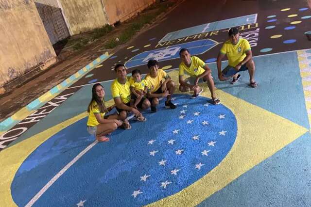 Sem saber pintar, família criou mural gigante em rua para a Copa