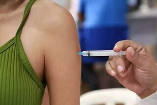 Vacina contra a covid-19 sendo aplicada em Campo Grande. (Foto: Kísie Ainoã)