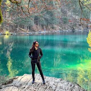 Anna em Blausee (Lago Azul), considerado um dos mais belos da Suíça. (Foto: Arquivo Pessoal)