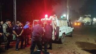 Momento em que policiais feridos eram socorridos, ontem à noite (Foto: ABC Color)