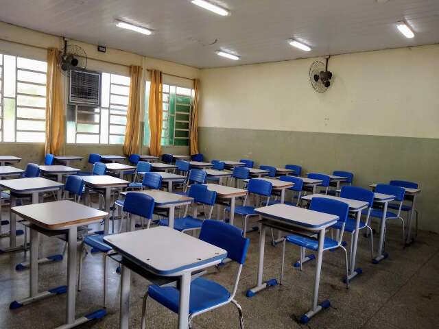 Sobe para 13 n&uacute;mero de pais que denunciaram professor por abuso em escola