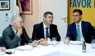 Governador Reinaldo Azambuja, ao lado de Eduardo Riedel e do governador de São Paulo, Rodrigo Garcia, durante encontro do PSDB dia 9 de novembro. (Foto: PSDB)