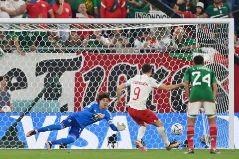 Com pênalti perdido por Lewandowski, Polônia e México empatam na Copa