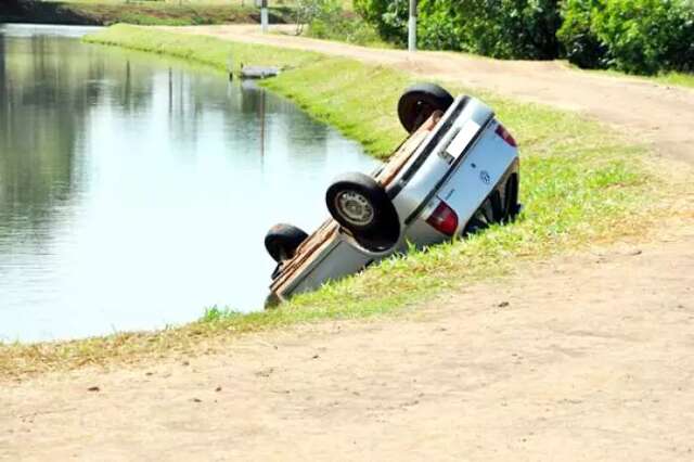 Motorista tomba Gol em represa ao dar passagem para caminhão e morre