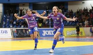 Kamila Lobo, camisa 10, comemorando gol na Taça Brasil de 2022 (Foto: Mauricio Moreira/CBFS)