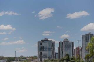 Céu com poucas nuvens na Capital nesta manhã (Foto: Marcos Maluf)