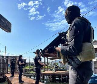 Policiais federais durante operação em um dos estados nesta terça-feira. (Foto: Divulgação)
