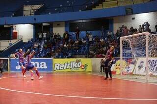 Gol da equipe da Serc/UCDB marcado por Kamila na Taça Brasil (Foto: Mauricio Moreira/CBFS)