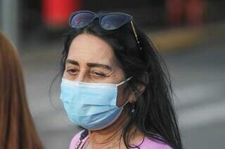 Mulher utilizando máscara facial para prevenção da covid-19 (Foto: Marcos Maluf)