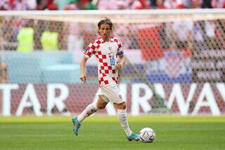 Modric, meia da Croácia, domina a bola e observa (Foto: Fifa)