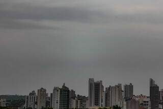 Céu nublado nesta manhã em Campo Grande (Foto: Marcos Maluf)