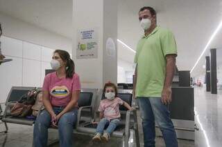 A dentista Anaíta, a filha e o esposo aguardando voo para Belo Horizonte (Foto: Marcos Maluf)