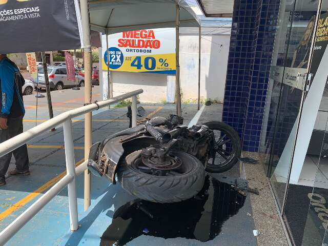 Em colis&atilde;o no Centro, motociclista &quot;voa&quot; a dist&acirc;ncia de 20 metros