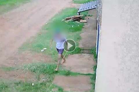 Moradora corre atrás de ladrão com cabo de vassoura após tentativa de furto