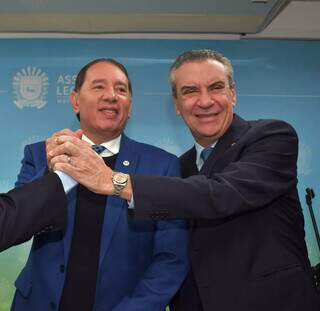 Deputados Gerson Claro (PP) e Paulo Corrêa (PSDB) juntos de mãos dadas. (Foto: Luciana Nassar)