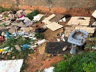 A Deus dará, terrenos baldios acumulam lixo e atraem bichos em Campo Grande A Deus dará, terrenos baldios acumulam lixo e atraem bichos em Campo Grande