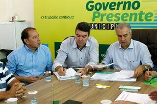 Gerson Claro (à esquerda) ao lado do governador eleito Eduardo Riedel (PSDB) e do governador Reinaldo Azambuja (PSDB). (Foto: Assessoria de imprensa)