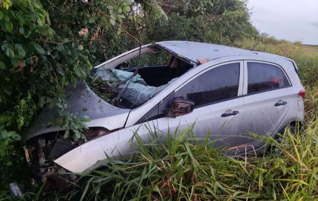 Motorista perde controle de carro, invade vegeta&ccedil;&atilde;o e duas pessoas ficam feridas