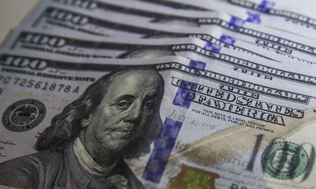 D&oacute;lar cai para R$ 5,37 com indica&ccedil;&atilde;o de altas menores de juros nos EUA