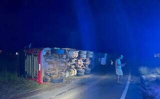 Carreta tombada na pista em Nova Andradina. (Foto: Jornal da Nova)