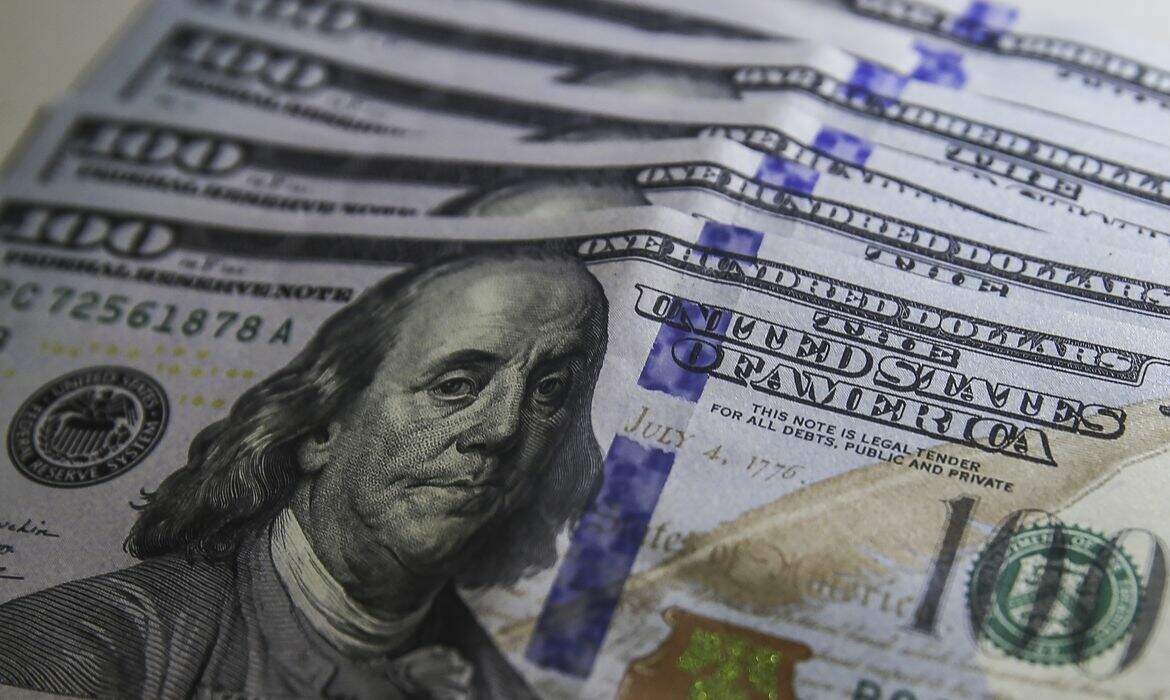 Dólar fecha em alta, investidor aproveita cotações baixas