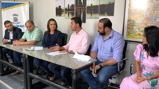 Da esquerda á direita: secretários de Educação, Lucas Bitencourt; de Governo, Mário César; prefeita, Adriane Lopes (Patriota); presidente da ACP, Lucílio Nobre; vereador Juari Lopes (PSDB), e secretária de Finanças e Planejamento, Márcia Hokama. (Foto: Divulgação/ACP)