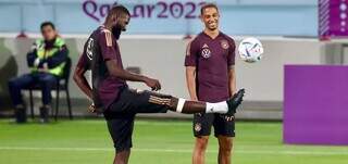 Rudiger e Kehrer em treino na Alemanha (Foto: Fifa)