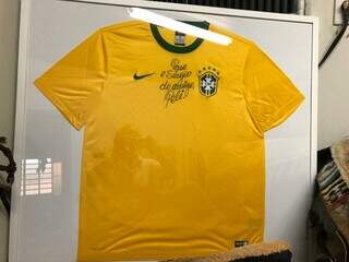 Camisa assinada por Pelé especialmente para Sergio. (Foto: Arquivo pessoal)