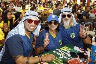 César Platini, Vera e Thiago durante jogo de estreia do Brasil (Foto: Alex Machado)
