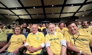 O vice-presidente eleito e coordenador-geral do gabinete da transição, Geraldo Alckmin, ao lado de Glesi Hoffmann, vestiu verde e amarelo. (Foto: Twitter/Reprodução)