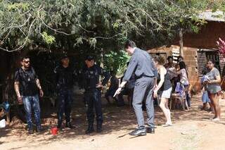 Pol&iacute;cia faz buscas por jovem que matou irm&atilde;o na Favela do Mandela