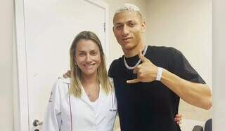 Cardiologista de Mato Grosso do Sul, a drª Joanna Elias ao lado do atacante da Seleção Brasileira Richarlison. (Foto: Rede Social)