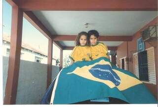 A foto compartilhada por Fernanda é da Copa do Mundo de 1998, mas a principal alegria foi em 1994, quando ainda estava no colo do pai. (Foto: Arquivo Pessoal)