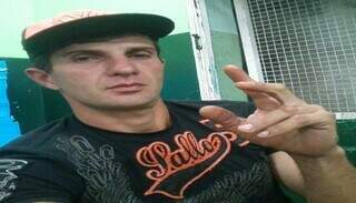 Homem &eacute; encontrado morto em ponte e pol&iacute;cia investiga homic&iacute;dio