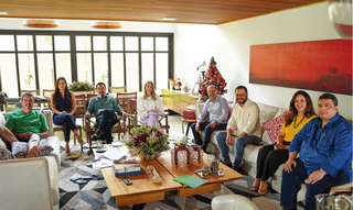 No sofá, governador eleito Eduardo Riedel recebeu a equipe de transição em casa para planejar o futuro do Estado. (Foto: Instagram)&nbsp;